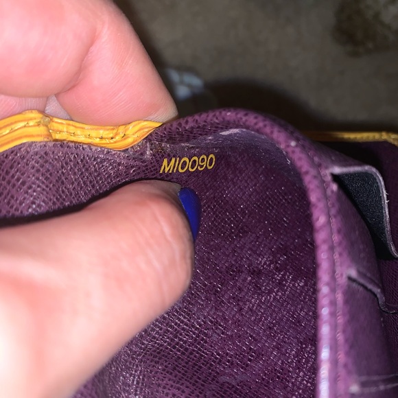 Authentic Louis Vuitton Epi bifold wallet - Picture 10 of 10